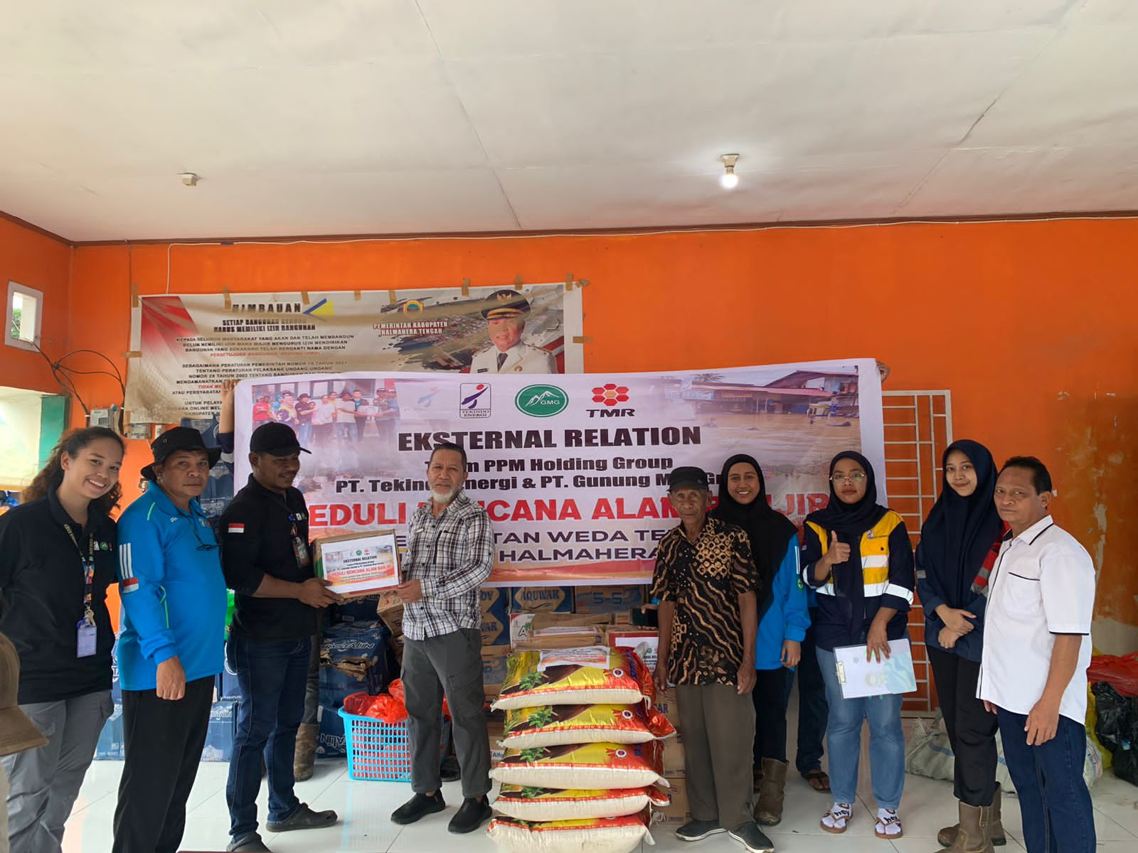 PT. Gunung Mas Group Distribusikan Bantuan untuk Korban Banjir Halteng